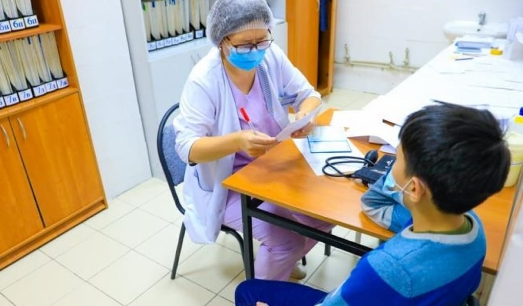 АЛМАТЫ ОБЛЫСЫНДА 70 МЫҢНАН АСТАМ ЖАСӨСПІРІМ ЕКПЕ ҚАБЫЛДАДЫ