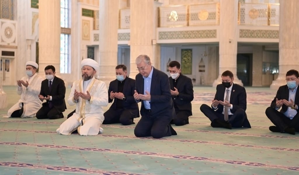 ПРЕЗИДЕНТ ҚАҢТАР ОҚИҒАСЫ КЕЗІНДЕ ҚАЗА ТАПҚАНДАРДЫҢ РУХЫНА ҚҰРАН ОҚЫТТЫ