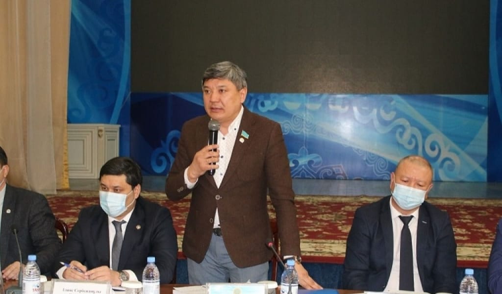 ДЕПУТАТ ЖАНАРБЕК ӘШІМЖАН ТАЛДЫҚОРҒАНДА ҚАМАУДА ОТЫРҒАНДАРМЕН КЕЗДЕСТІ