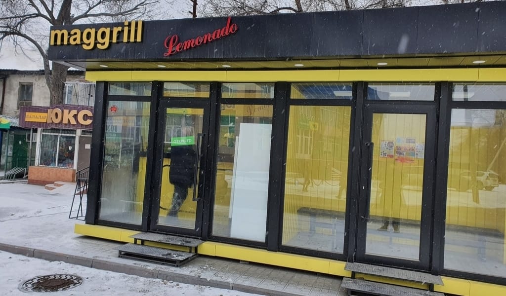 ҮШТӨБЕДЕ ЫСТЫҚ КОФЕ МЕН ДОНЕР БЕРЕТІН АЯЛДАМА ЖҰМЫС ІСТЕЙДІ