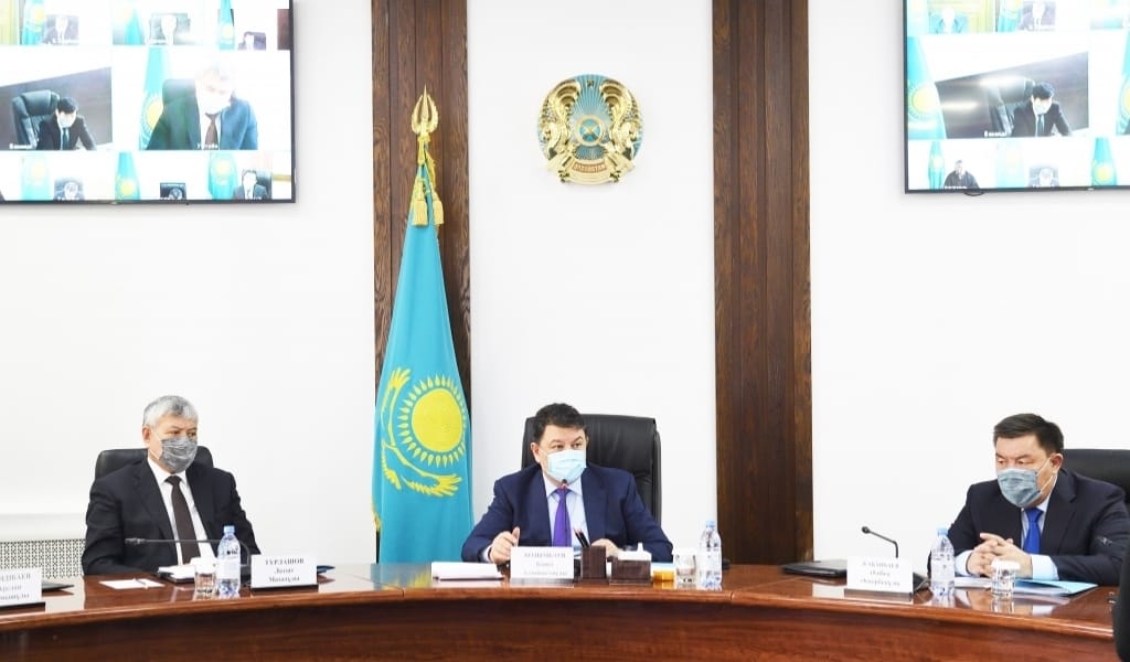 ҚАНАТ БОЗЫМБАЕВ: "ЖЫЛЫ КАБИНЕТТЕ ОТЫРЫП, ЖАҚСЫ КӨЛІК МІНУМЕН ІС БІТПЕЙДІ"