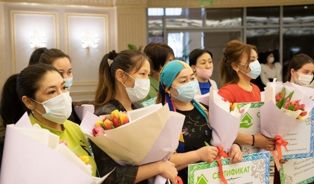 ТАЛДЫҚОРҒАНДА ҚАЙЫРЫМДЫ АЗАМАТТАР 12 ОТБАСЫНА БАСПАНА СЫЙЛАДЫ