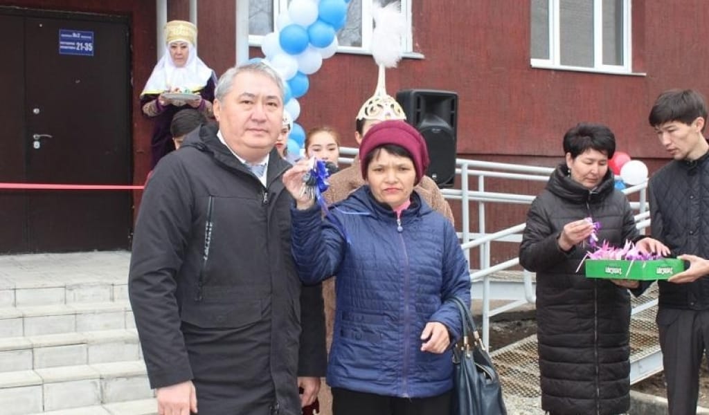 САРҚАН АУДАНЫНЫҢ ӘКІМІ 50 ОТБАСЫНА БАСПАНА КІЛТІН ТАБЫС ЕТТІ