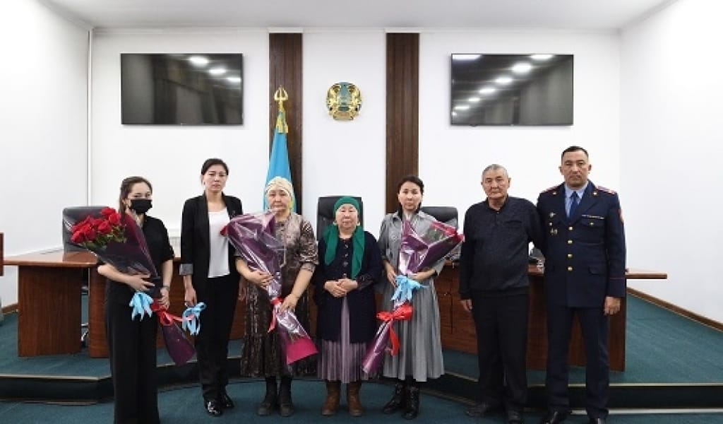 БҮЛІК КЕЗІНДЕ ҚАЗА ТАПҚАН ҚЫЗМЕТКЕРЛЕРДІҢ ОТБАСЫНА ПӘТЕР БЕРІЛДІ