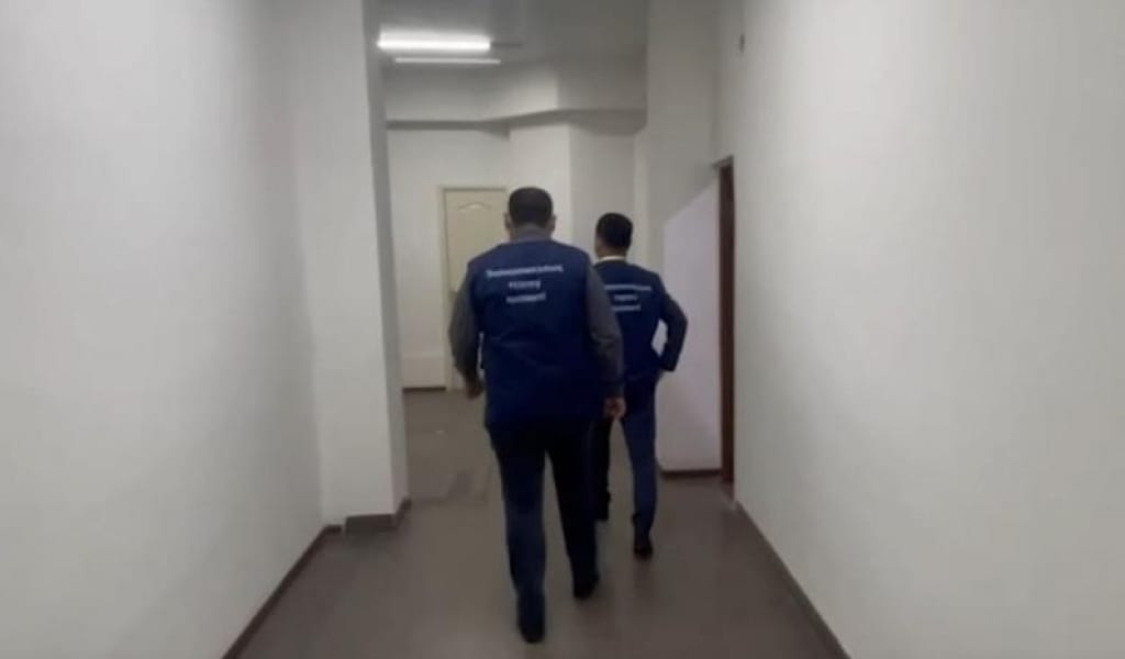 "АТАМЕКЕННІҢ" АУДАНДАҒЫ БАСШЫСЫ ЗАҢСЫЗ СЫЙАҚЫ АЛЫП ОТЫРҒАН