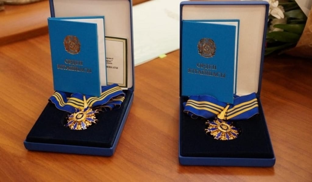 АЛМАТЫ ОБЛЫСЫНЫҢ ЕКІ ЛАУАЗЫМДЫ ҚЫЗМЕТКЕРІ "БАРЫС" ОРДЕНІН ТАҚТЫ