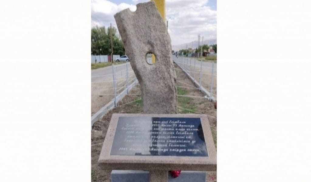 БҰРЫНҒЫНЫҢ АЛЫПТАРЫ ЖАРТЫ ТОННА ҚАРА ТАСТЫ ОП-ОҢАЙ КӨТЕРГЕН