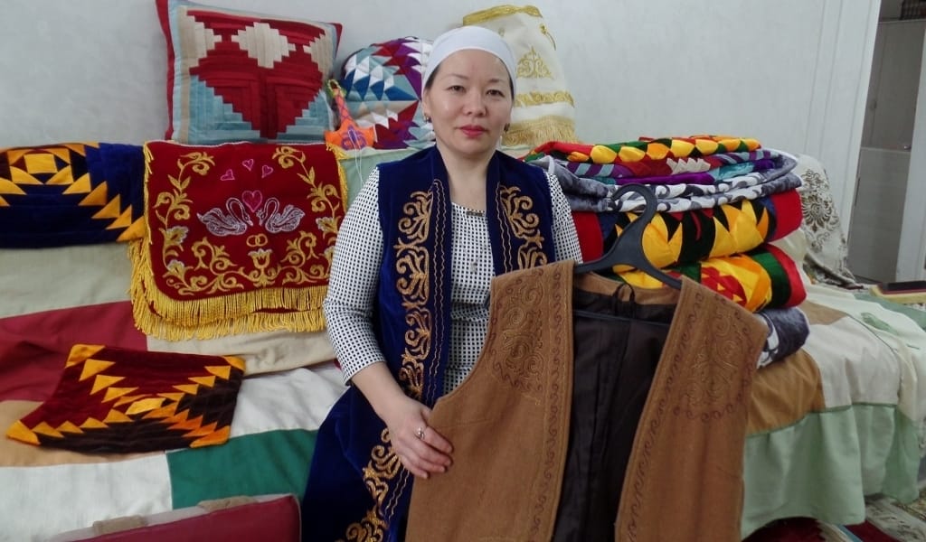 ЖАМБЫЛ АУДАНЫНЫҢ ТҰРҒЫНЫ ҚОЛӨНЕРМЕН-АҚ ТҰРАҚТЫ ТАБЫС ТАУЫП ОТЫР