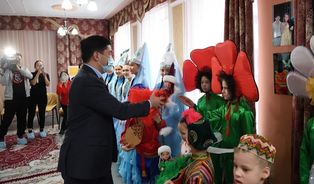 ОБЛЫС ӘКІМІНІҢ ОРЫНБАСАРЫ БАЛАЛАР ҮЙІНЕ БАРЫП, СЫЙЛЫҚ ТАРАТТЫ