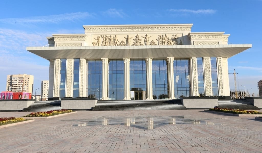 БҮГІН - ХАЛЫҚАРАЛЫҚ ТЕАТР КҮНІ. САХНА СЫРТЫНДАҒЫ ҚЫЗМЕТКЕРЛЕР
