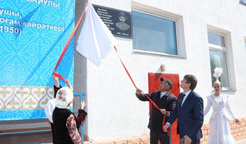 АҚСУДАН ШЫҚҚАН АЛАШ ҚАЙРАТКЕРІНЕ ЕСКЕРТКІШ-ТАҚТА ОРНАТЫЛДЫ