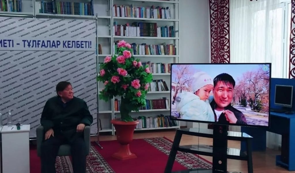 ТАЛДЫҚОРҒАНҒА ХАЛЫҚ АҚЫНЫ МҰХТАР ШАХАНОВ КЕЛДІ. КІТАПХАНАДАҒЫ КЕЗДЕСУ