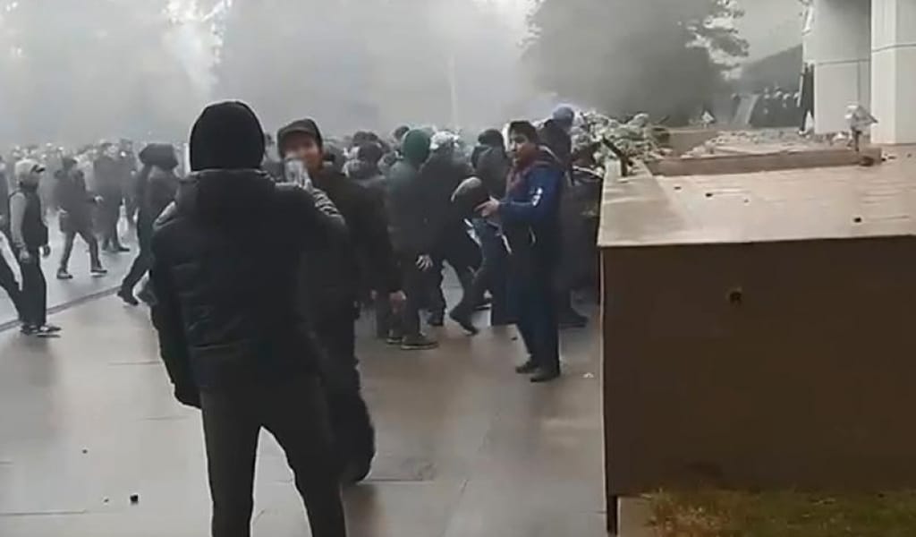 БҮЛІК КЕЗІНДЕ БЕЙНЕКАМЕРАҒА ТҮСІП ҚАЛҒАН 11 АДАМ ҚАМАУҒА АЛЫНДЫ