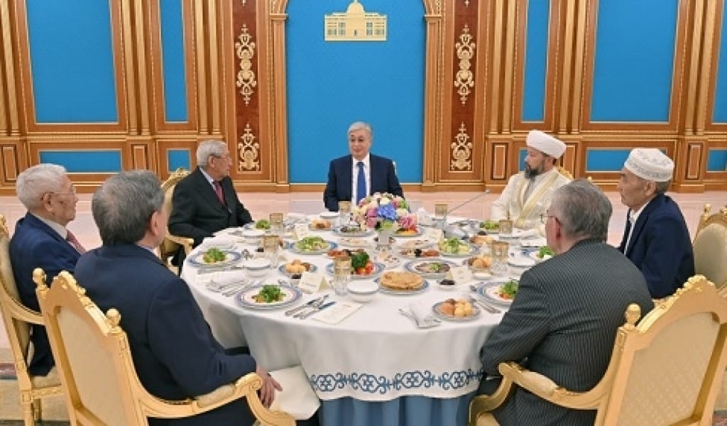 ПРЕЗИДЕНТ АҚОРДА ҒИМАРАТЫНДА ДАСТАРҚАН ЖАЙЫП, АУЫЗАШАР БЕРДІ