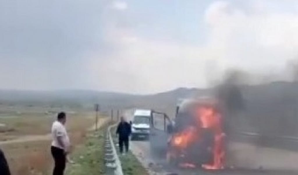 КӨКСУ АУДАНЫНДА ЖАС ФУТБОЛШЫЛАР ОТЫРҒАН АВТОБУС ОТҚА ОРАНДЫ