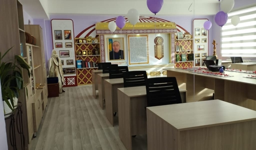 ЕҢБЕКШІҚАЗАҚ АУДАНЫНЫҢ ҚҰРМЕТТІ АЗАМАТЫНА МҰРАЖАЙ-СЫНЫП АШЫЛДЫ