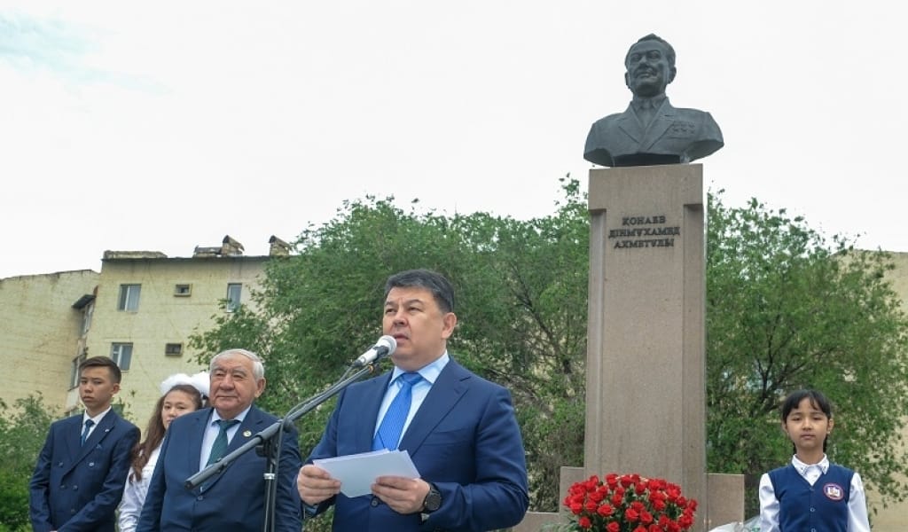 ТАЛДЫҚОРҒАНДА ҚОНАЕВТЫҢ ЕСКЕРТКІШІНЕ ГҮЛ ШОҚТАРЫ ҚОЙЫЛДЫ