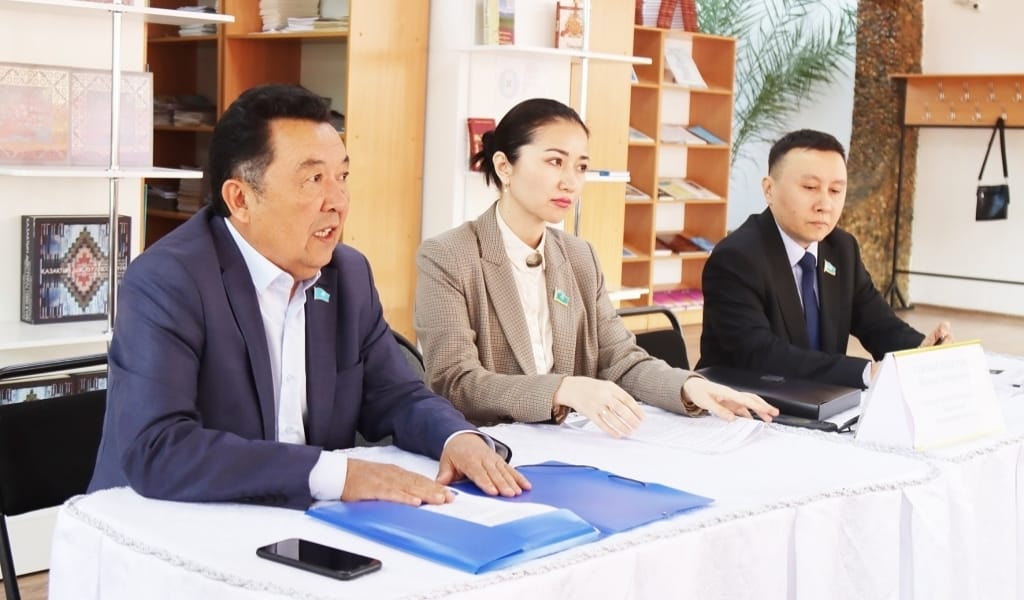 ДЕПУТАТТАР ҚАРАСАЙ АУДАНЫНА КЕЛІП, РЕФЕРЕНДУМ БОЙЫНША КЕЗДЕСУ ӨТКІЗДІ