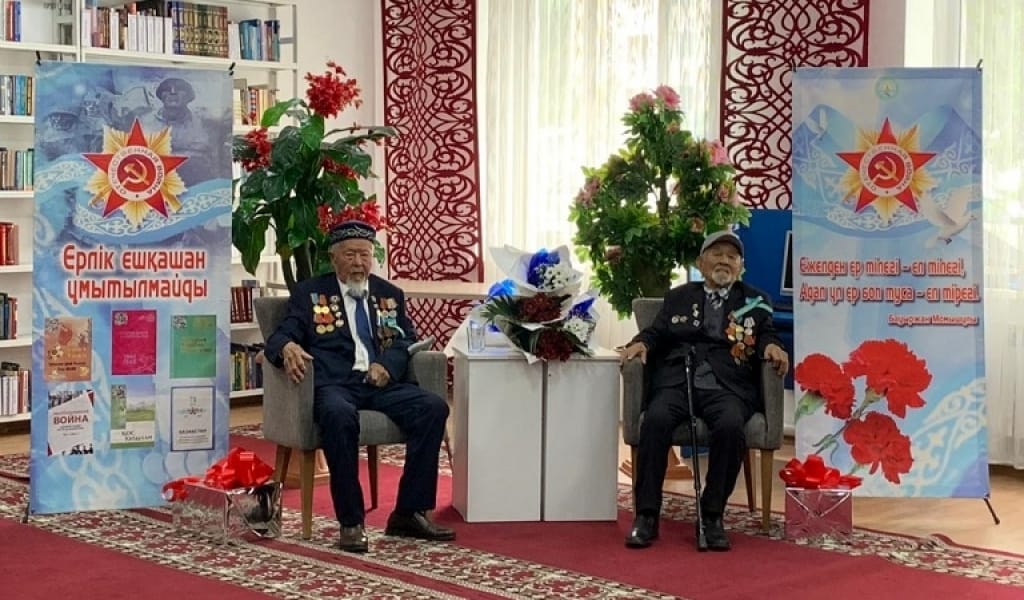 ЕРЛІК ЕШҚАШАН ҰМЫТЫЛМАЙДЫ. ҚОС МАЙДАНГЕР ОБЛЫСТЫҚ КІТАПХАНАҒА КЕЛДІ