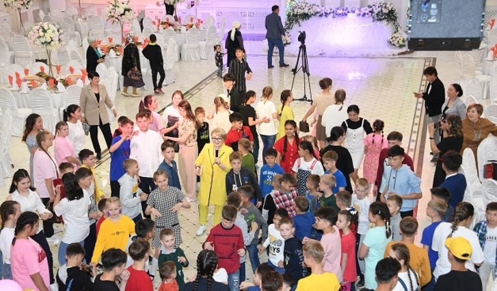 ТАЛДЫҚОРҒАНДЫҚ МЕЦЕНАТ БАЛАЛАРДЫ ҚУАНТУДЫҢ ЖАҢА ҮЛГІСІН КӨРСЕТТІ