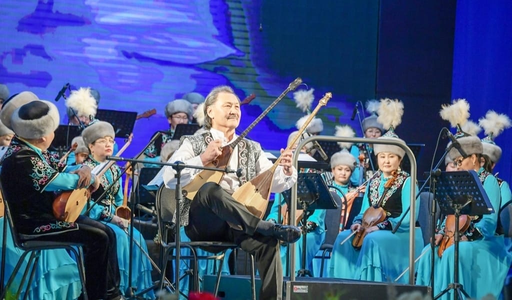 ӨНЕР КӨГІНДЕГІ ҚОС ЖҰЛДЫЗ