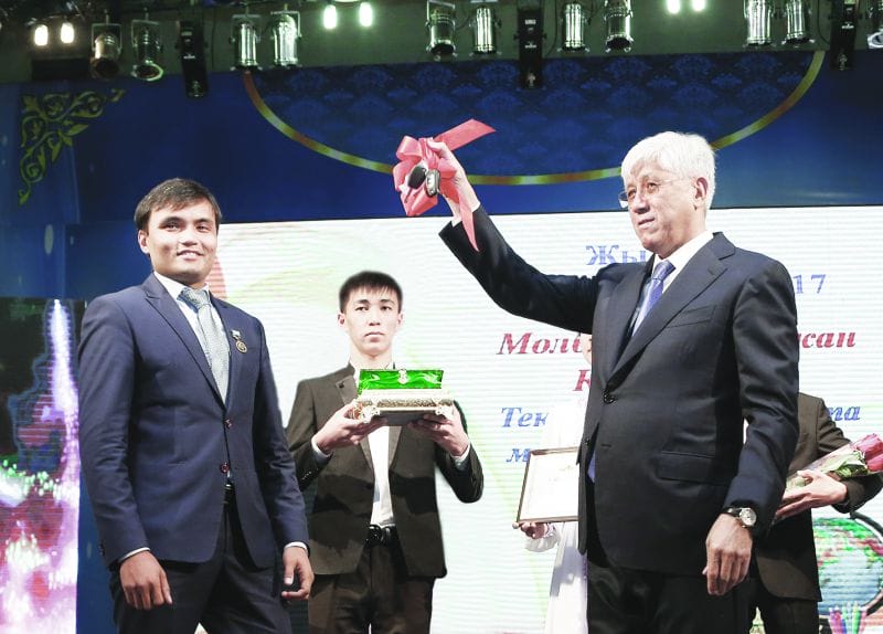 Ұлылықтың басында ұстаз тұрар