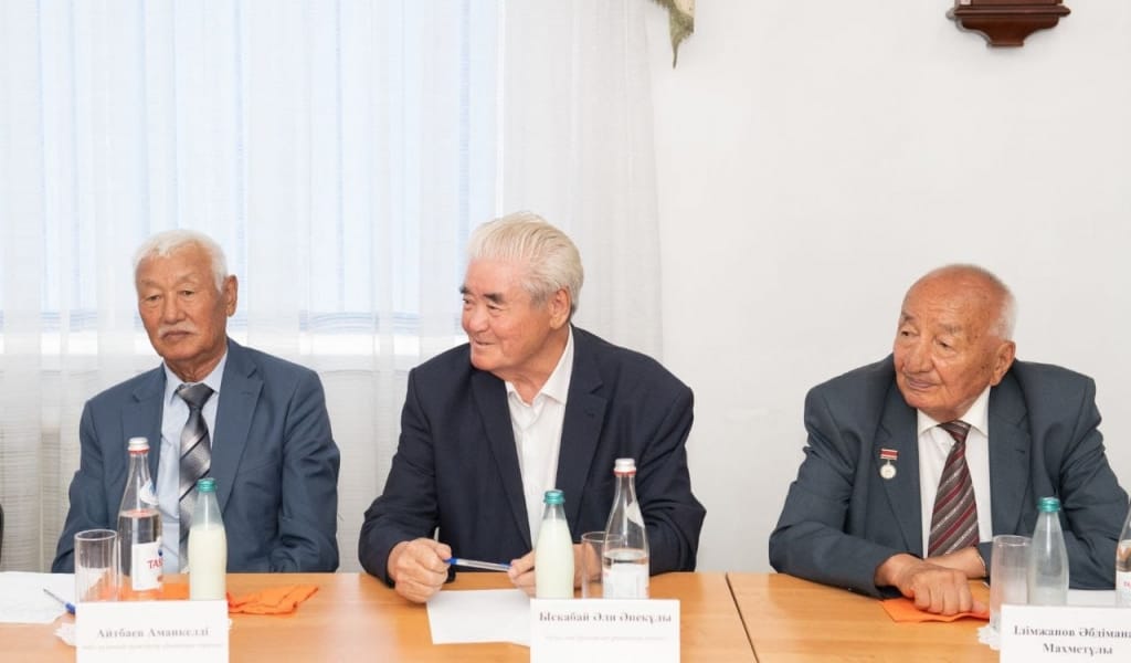 ЖЕТІСУ ОБЛЫСЫНЫҢ ӘКІМІ АРДАГЕРЛЕРМЕН КЕЗДЕСТІ