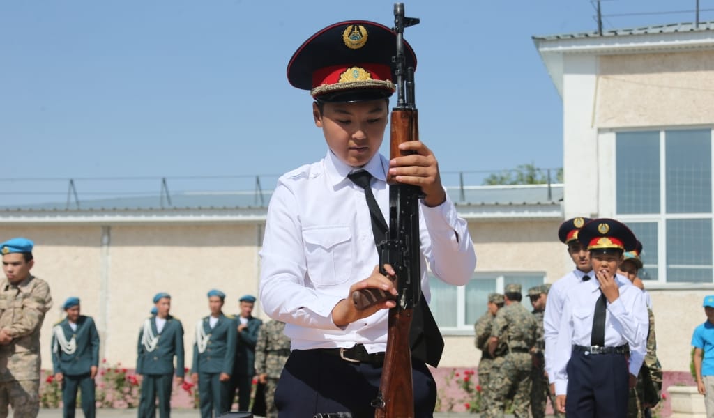 ЖАСЫНДАЙ БОЛ, ЖАС САРБАЗ