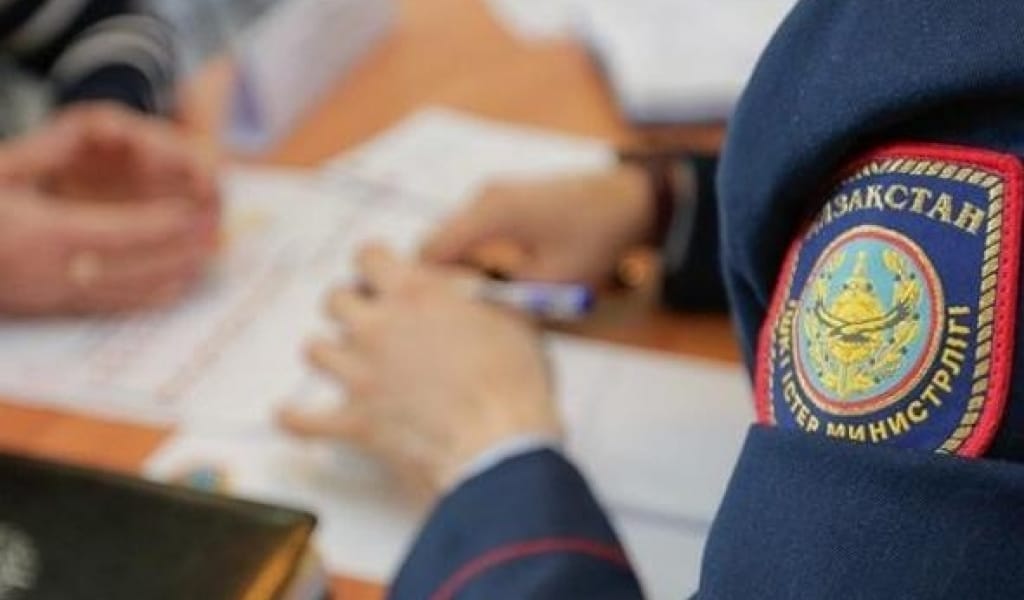 АЛАКӨЛДЕ БЕЛГІСІЗ ЕР АДАМ ТАС ЛАҚТЫРЫП, ОҚУШЫ ҚЫЗДЫ ЖАРАҚАТТАДЫ