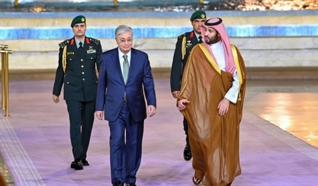 МАҢЫЗДЫ КЕЛІСІМГЕ ҚОЛ ҚОЙЫЛДЫ. ТОҚАЕВТЫҢ САУД АРАБИЯСЫНА САПАРЫ