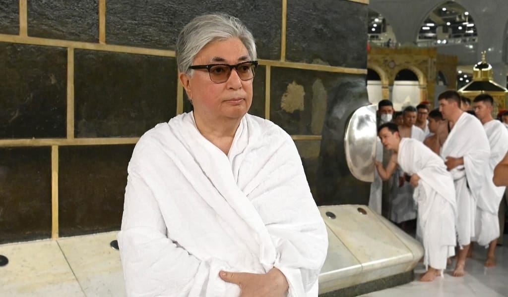 ПРЕЗИДЕНТ КІШІ ҚАЖЫЛЫҒЫН ӨТЕП, ҚАСИЕТТІ ҚАҒБА ІШІНДЕ НАМАЗ ОҚЫДЫ