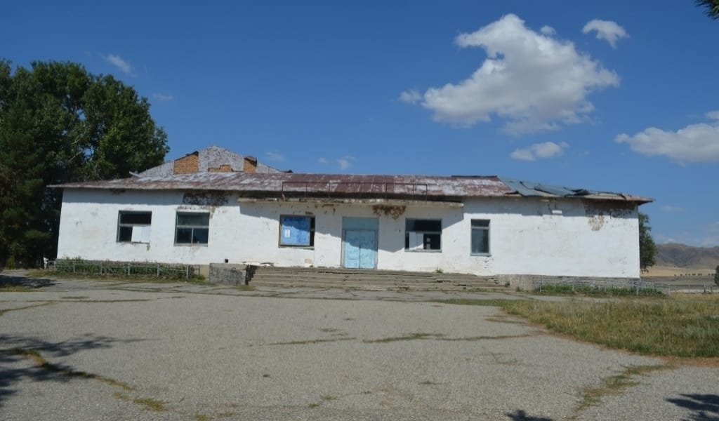 ҚОС ҚАЛАМГЕР ТУҒАН АУЫЛДА АТҚОРАҒА АЙНАЛҒАН МӘДЕНИЕТ ҮЙІ БАР