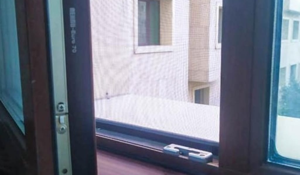 ТАЛДЫҚОРҒАНДА КӨПҚАБАТТЫ ТҰРҒЫН ҮЙДІҢ ТЕРЕЗЕСІНЕН БАЛА ҚҰЛАП КЕТТІ
