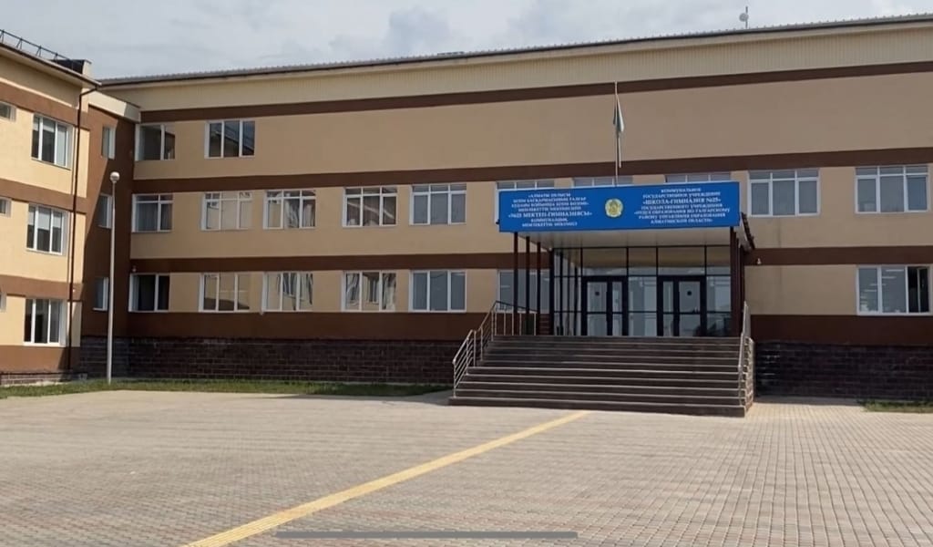 ТАЛҒАРДА СУ ЖАҢА МЕКТЕПТІҢ ҚАБЫРҒАСЫ СЫЗ ТАРТЫП, СЫЛАҒЫ ТҮСКЕН