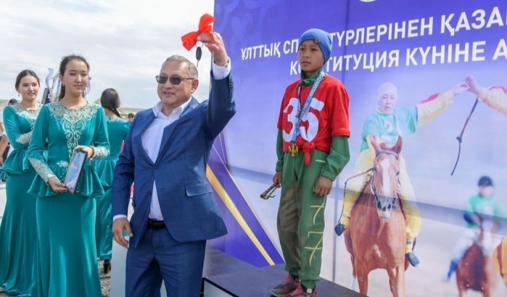 АТА ЗАҢ МЕРЕКЕСІНЕ ОРАЙ БАЛУАНДАР БЕЛДЕСІП, СӘЙГҮЛІКТЕР ЖАРЫСТЫ