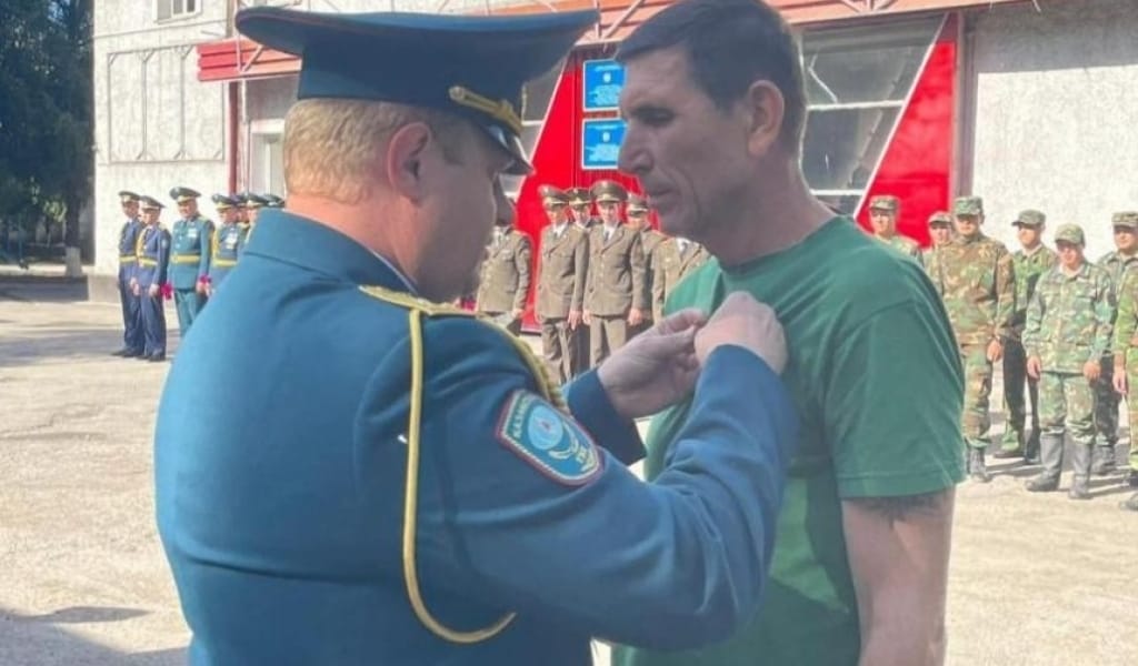 ҮШ ҚЫЗДЫ ҚҰТҚАРҒАН АЛЕКСАНДРҒА МЕДАЛЬ ТАБЫСТАЛДЫ - МИНИСТРЛІК