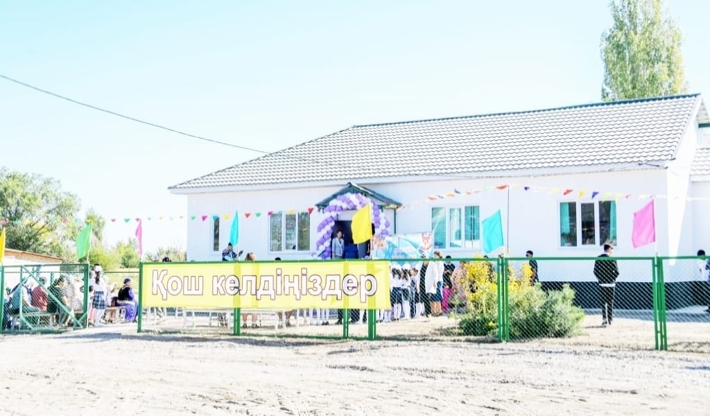 ҚАРАШЕҢГЕЛДЕ ҚАЙЫРЫМДЫЛЫҚ ҚОРЫНЫҢ КӨМЕГІМЕН ЖАҢА МЕКТЕП САЛЫНДЫ