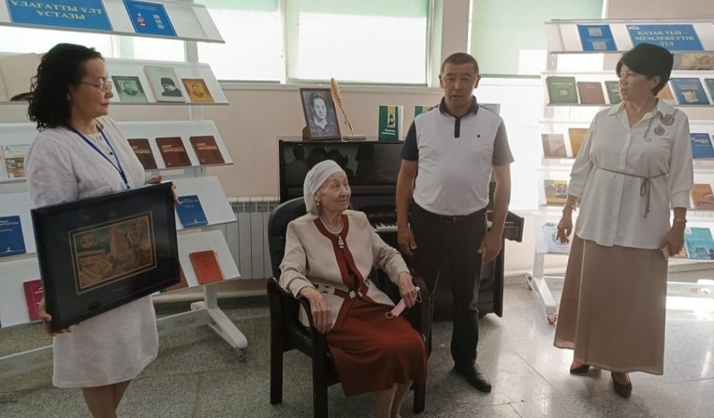 АХМЕТ БАЙТҰРСЫНҰЛЫНЫҢ НЕМЕРЕСІ ҚАЗҰУ-ҒА ҚҰНДЫ ЖӘДІГЕР СЫЙҒА ТАРТТЫ