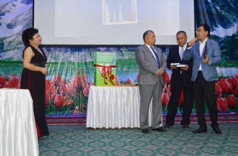 Жұртшылықты жырмен тербеді