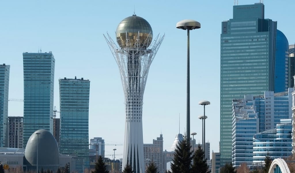 ЖЕР-ЖЕРДЕ "НҰР-СҰЛТАН" ДЕГЕН ЖАЗУЛАР АЛЫНЫП ЖАТЫР. ПРЕЗИДЕНТ ЖАРЛЫҒЫ