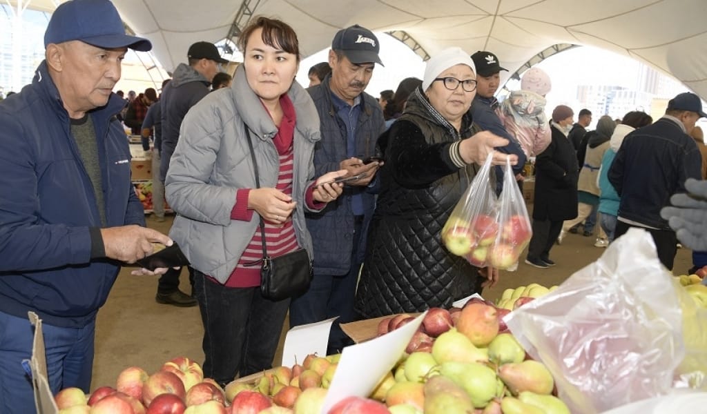 ЖӘРМЕҢКЕ: АСТАНАДА ӨТЕ АРЗАН БАҒАДА ЖЕТІСУ ӨНІМДЕРІ САУДАЛАНДЫ