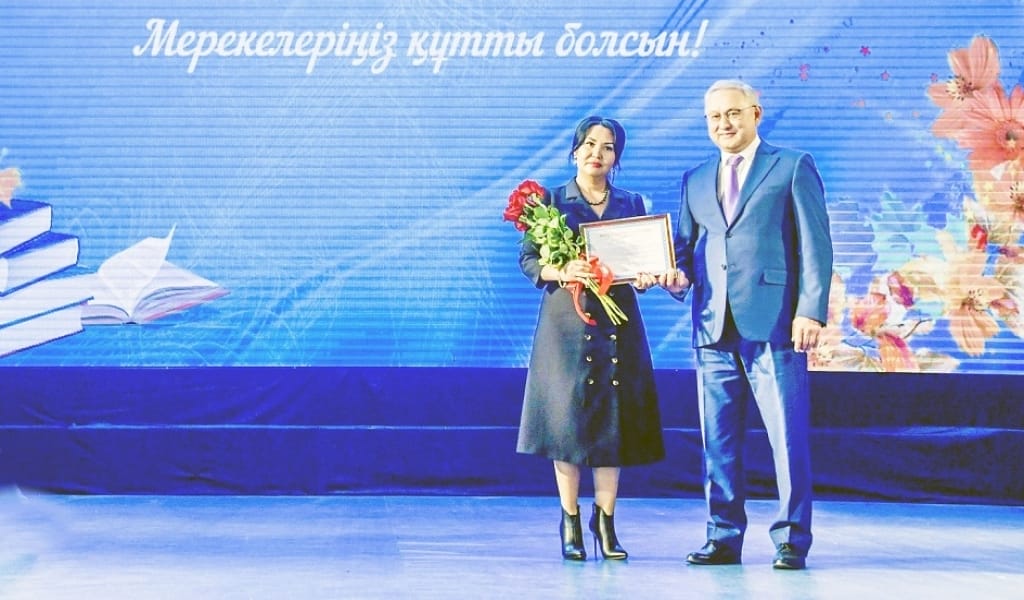 ЖЕТІСУ ОБЛЫСЫНЫҢ ӘКІМІ ҰСТАЗДАРДЫ МАРАПАТТАП, СЫЙ-СИЯПАТ ТАПСЫРДЫ