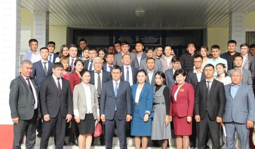 ЖАҢАДАН ТАҒАЙЫНДАЛҒАН КЕРБҰЛАҚ АУДАНЫНЫҢ ӘКІМІ ЖАСТАРМЕН ЖҮЗДЕСТІ