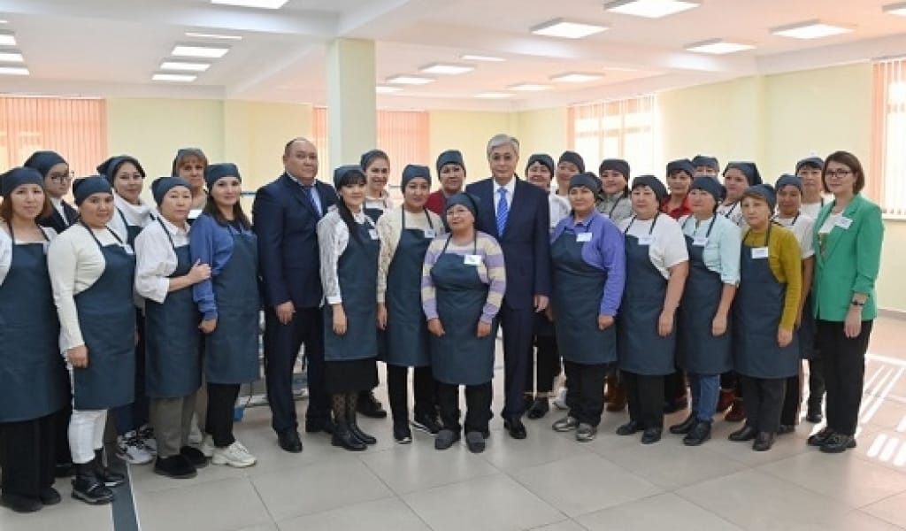 ПРЕЗИДЕНТ КӨПБАЛАЛЫ АНАЛАР ЖҰМЫС ІСТЕЙТІН "АЙСҰЛУ" ФАБРИКАСЫНА БАРДЫ