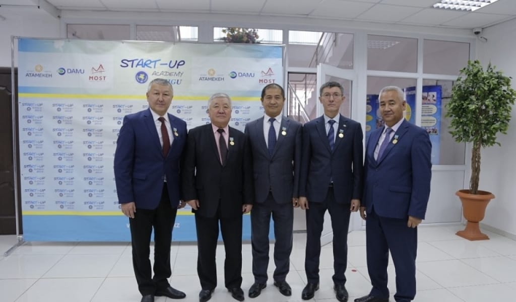 ЖЕТІСУ УНИВЕРСИТЕТІНІҢ 50 ЖЫЛДЫҒЫНА ОРАЙ БІР ТОП ҚЫЗМЕТКЕР МАРАПАТТАЛДЫ