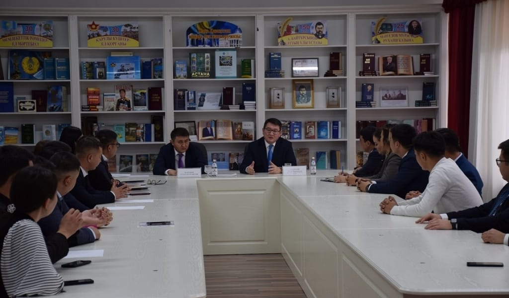 ӨЗІҢЕ СЕН! КӨРКЕМ МІНЕЗДІ БОЛ! ПРЕЗИДЕНТ КЕҢЕСШІСІ ҚОНАЕВ ЖАСТАРЫМЕН ЖҮЗДЕСТІ