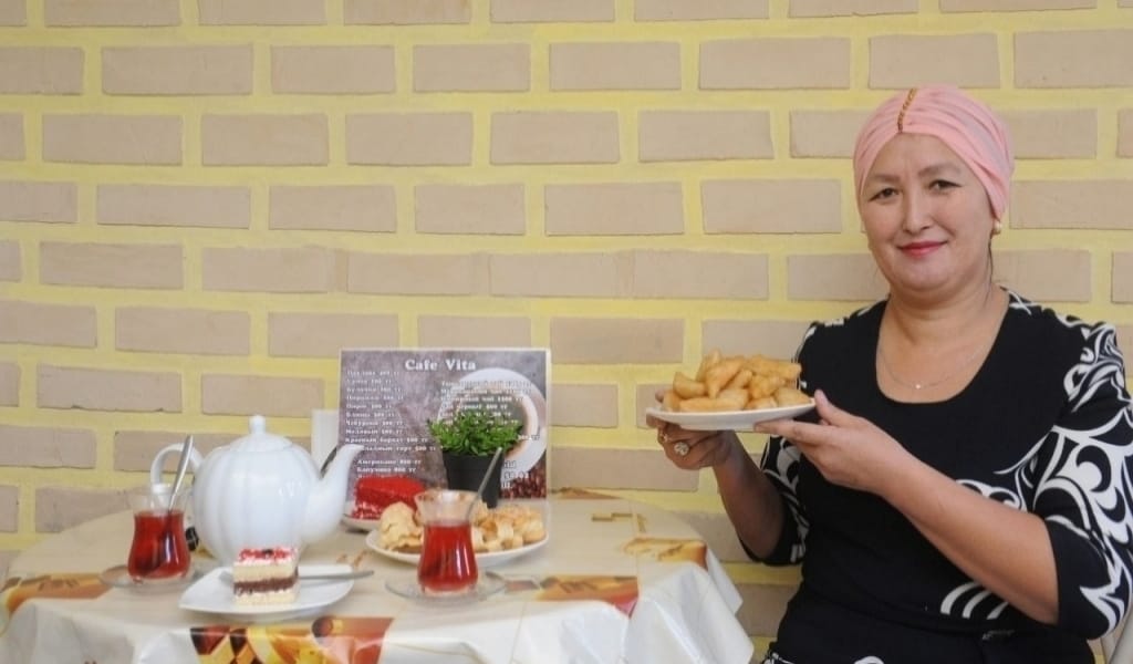 САРЫӨЗЕКТЕ 14 БАЛАНЫҢ АНАСЫ КОФЕХАНА АШЫП, ЖОЛАУШЫЛАРҒА ҚЫЗМЕТ КӨРСЕТІП ЖҮР