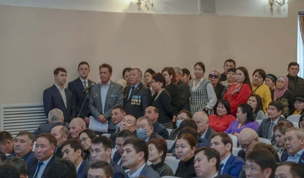 ЖЕТІСУ ОБЛЫСЫНЫҢ ӘКІМІ ТАЛДЫҚОРҒАН ТҰРҒЫНДАРЫМЕН КЕЗДЕСТІ