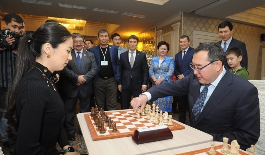 АҚЫЛ-ОЙ АЛАМАНЫ. ҚОНАЕВТА ШАХМАТТАН ХАЛЫҚАРАЛЫҚ ЖАРЫС ӨТІП ЖАТЫР