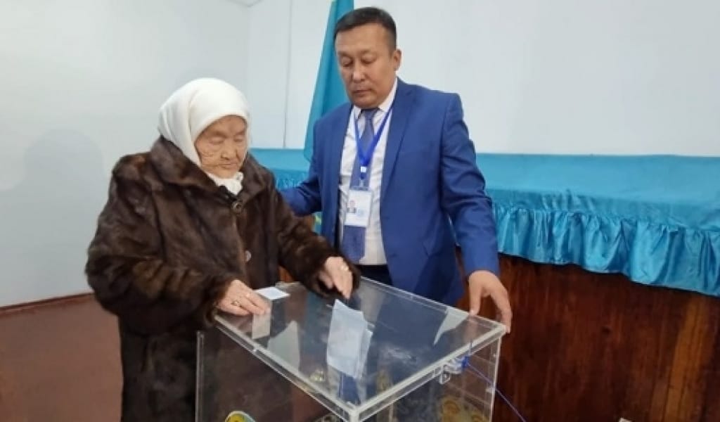 ЖАРКЕНТТЕ 100 ЖАСТАҒЫ АПА ДАУЫС БЕРУГЕ КЕЛДІ - ПРЕЗИДЕНТ САЙЛАУЫ